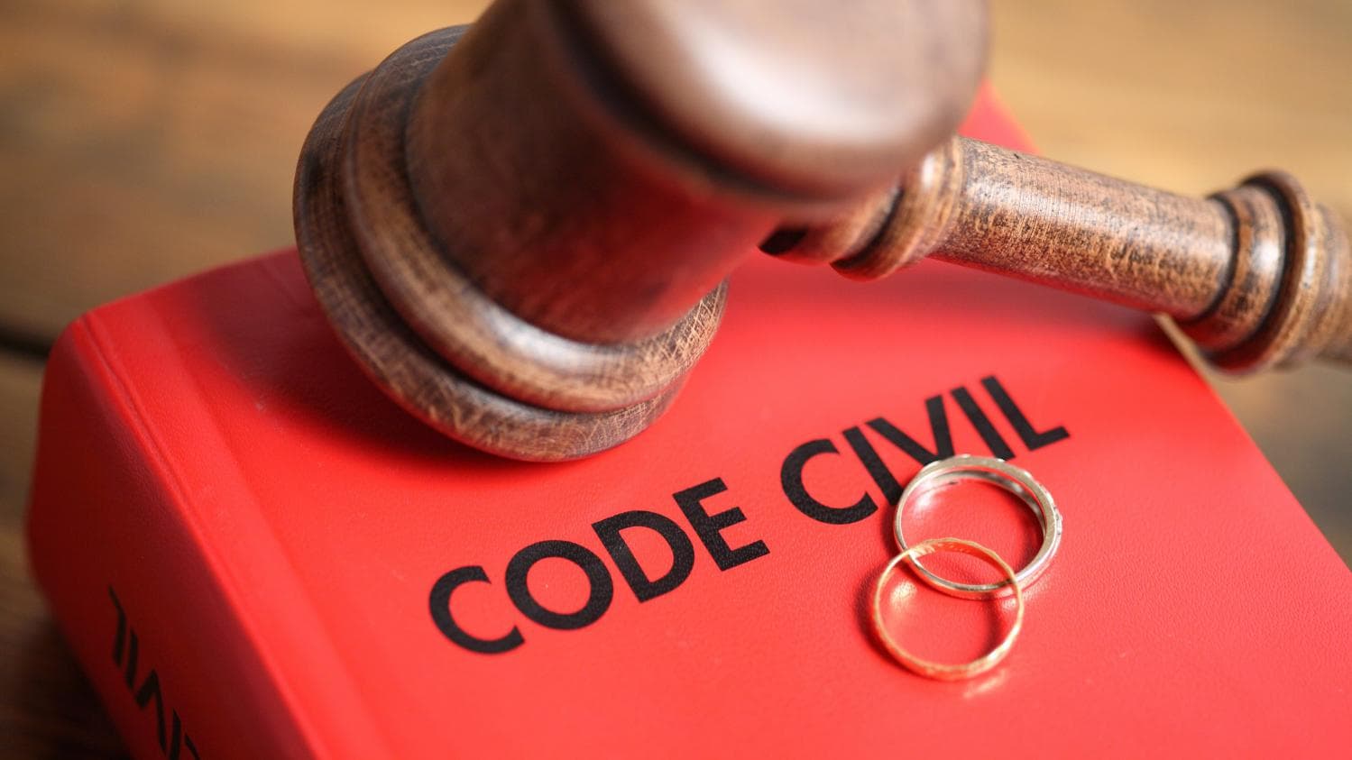 Code civil, alliances et marteau de juge